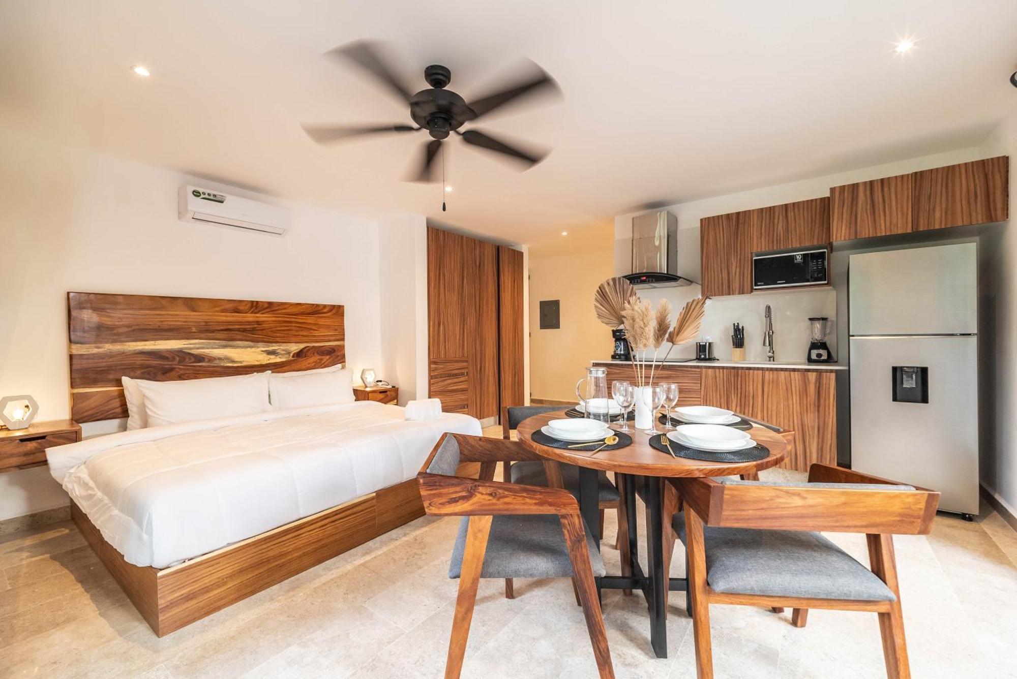 King With Balcony Gym Rooftop Pool T5 102