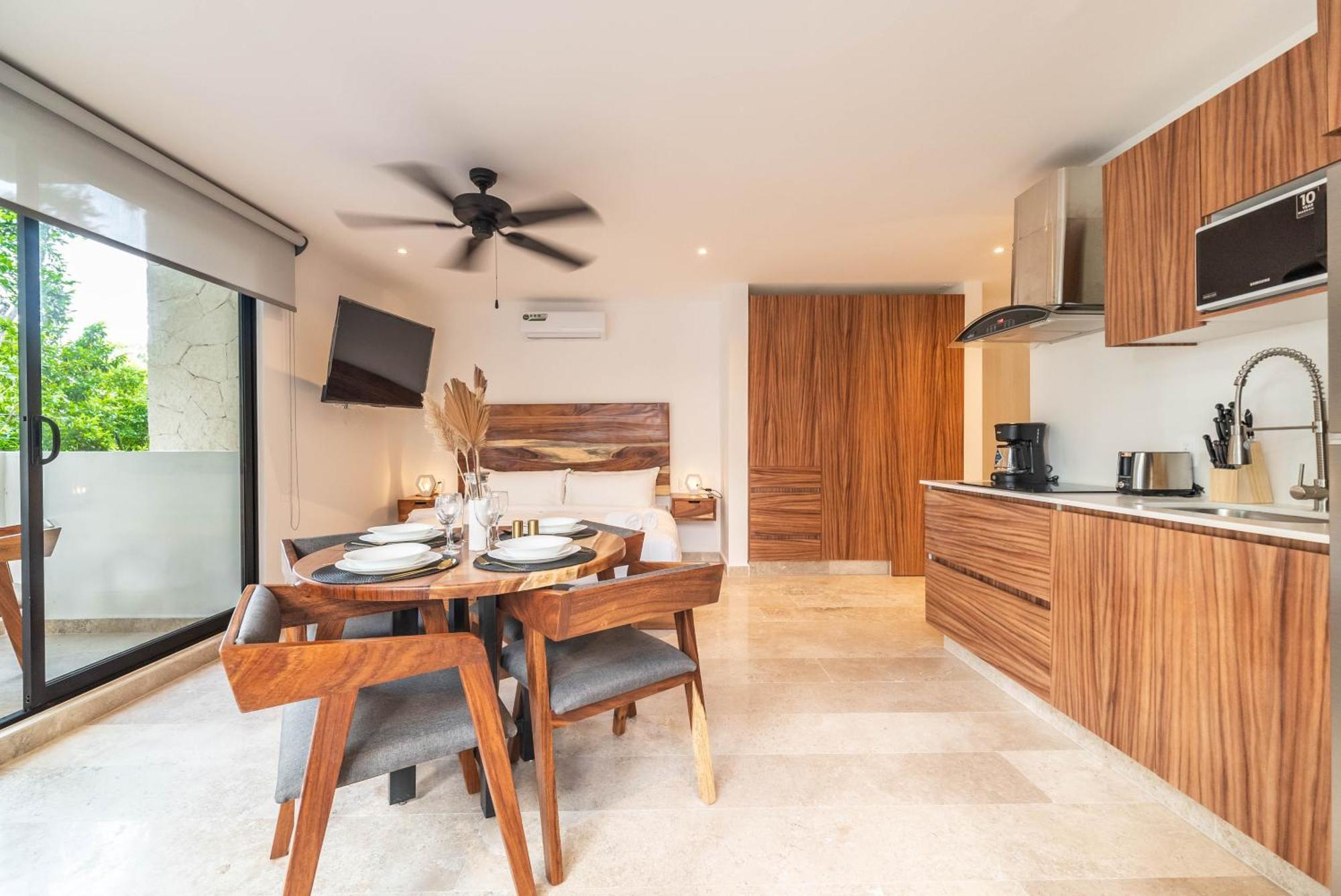King With Balcony Gym Rooftop Pool T5 102 *